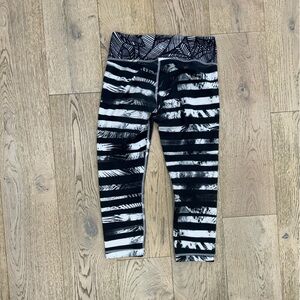Lululemon black/white striped leaf print crop size 6